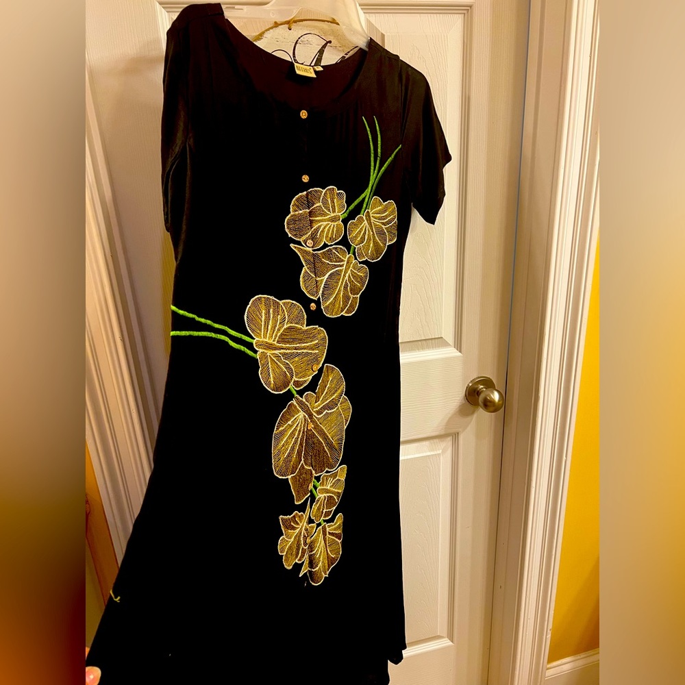 Maxi black dress with design never worn.